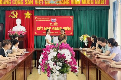 CHI BỘ TRƯỜNG MẦM NON THANH HẢI TỔ CHỨC LỄ KẾT NẠP ĐẢNG VIÊN MỚI