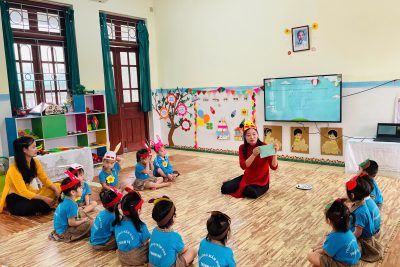 Hoạt động âm nhạc: Chiếc khăn tay- Nhà trẻ
